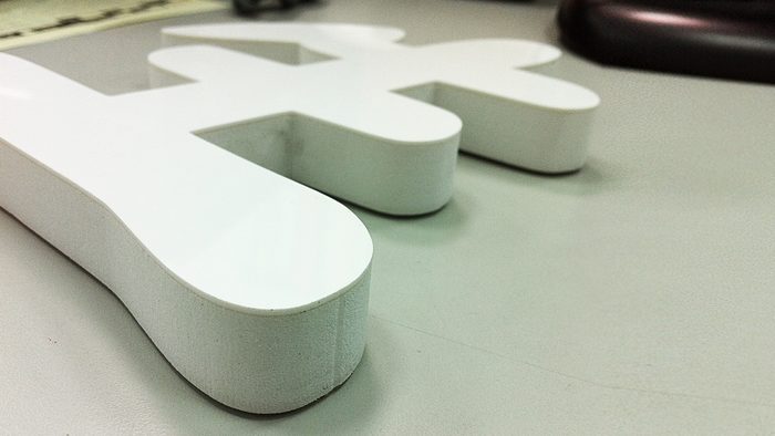 雷射切割 | 白壓克力白泡棉字